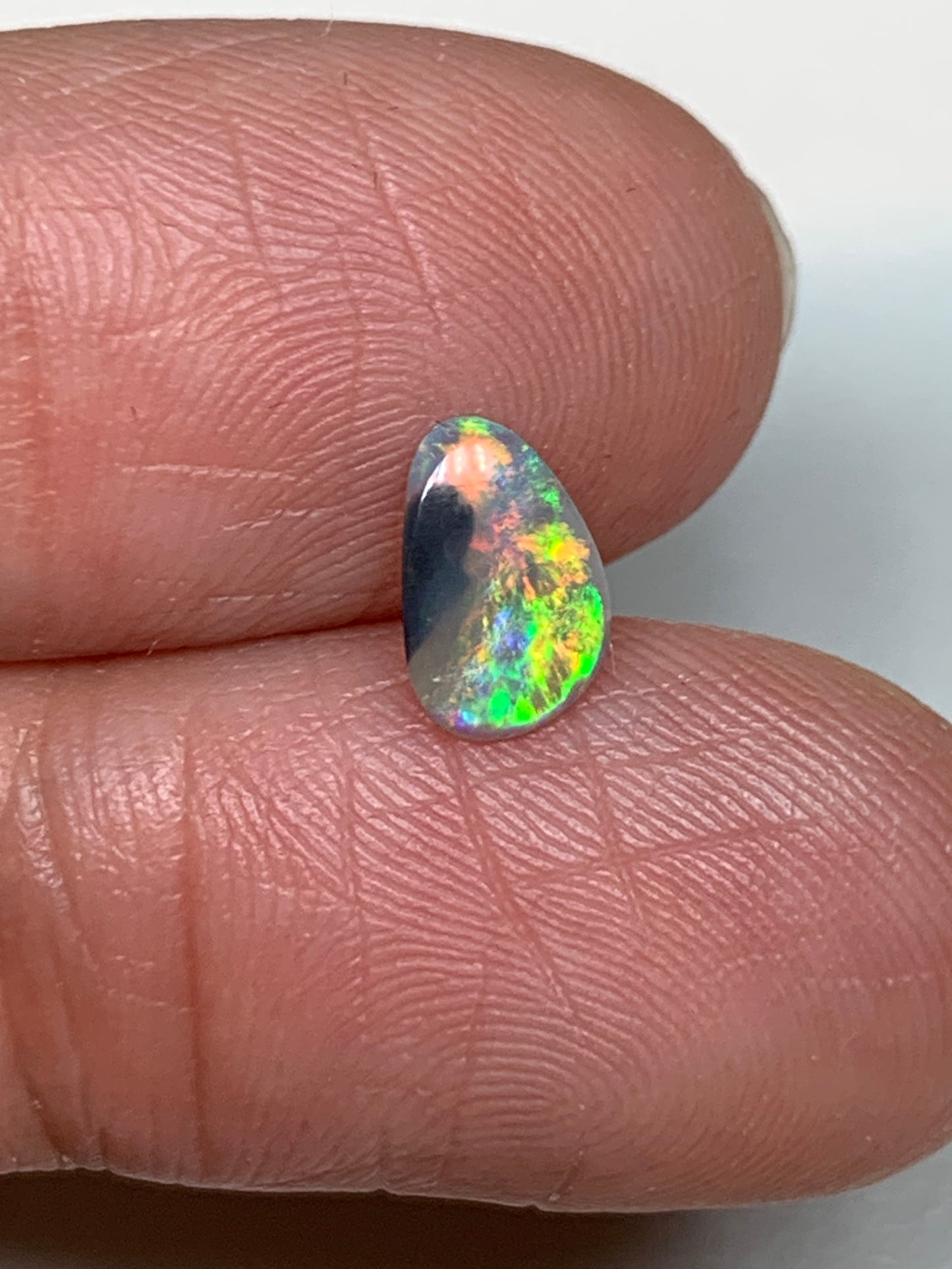 Extra Brilliant. Lightning Ridge Solid Opal. 0.38 Ct