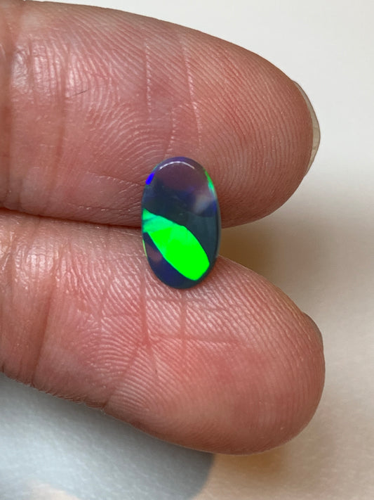 Flashy Green. Lightning Ridge Black Opal. 0.54 Ct